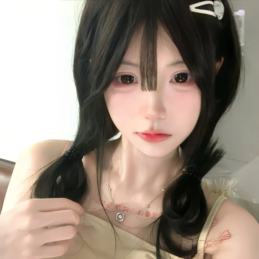 她在这里